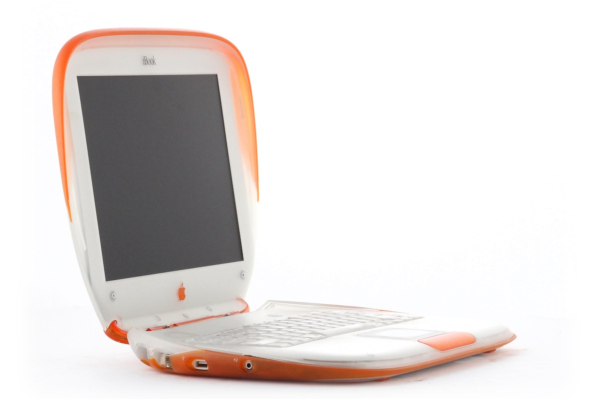 MacBook本体 Apple iBook 300MHz PowerPC G3 O Apple iBook G3 Clamshell de 1999 – MCC - Museu Capixaba do